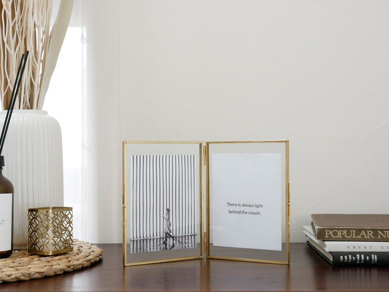 POSH LIVING製ガラスとブラス素材のガラスフレーム。シングルサイズ（幅13cm）とダブルサイズ（幅28cm）があり、中国製。