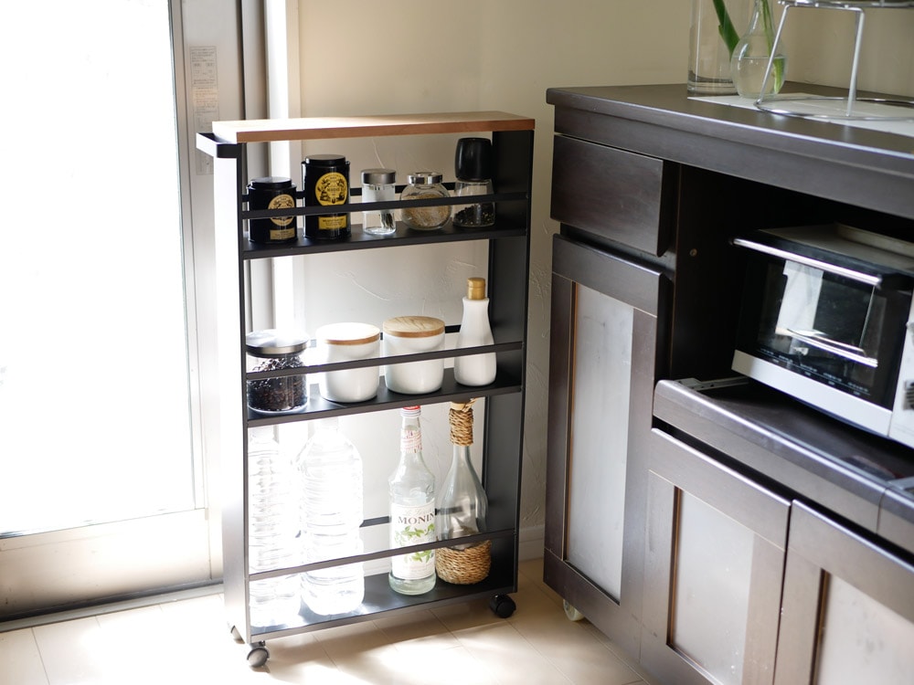 YAMAZAKIタワーのハンドル付きスリムワゴン。キッチンに最適な3段のスチール棚があり、天然木風の天板とナイロンキャスターでスタイリッシュかつ機能的な収納を実現。