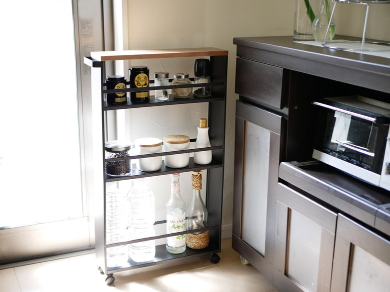 YAMAZAKIタワーのハンドル付きスリムワゴン。キッチンに最適な3段のスチール棚があり、天然木風の天板とナイロンキャスターでスタイリッシュかつ機能的な収納を実現。