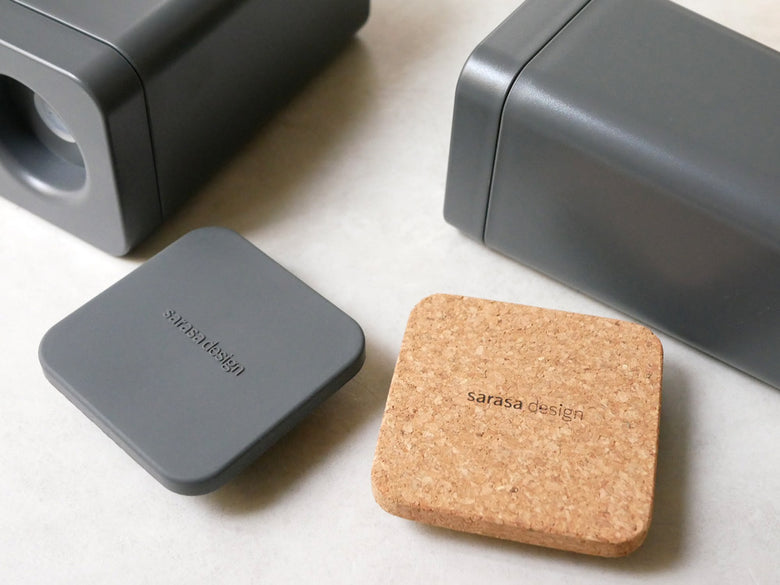 サラサデザインのコルク蓋付きウエットティッシュスタンド。ABSとシリコン製で高さ19cmのモダンなデザイン
