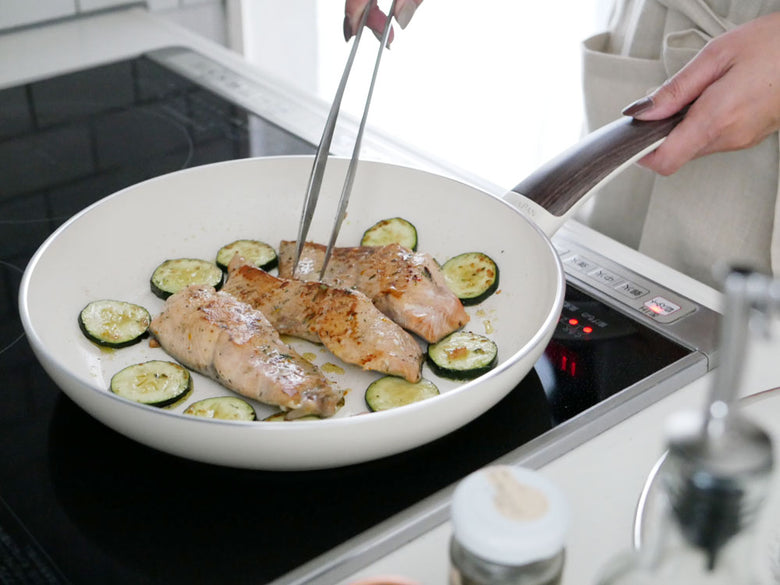 GREEN PANのウッドビー フライパンセット。20cm、26cm、28cmのセラミックコーティングフライパンとガラス蓋が揃っています。