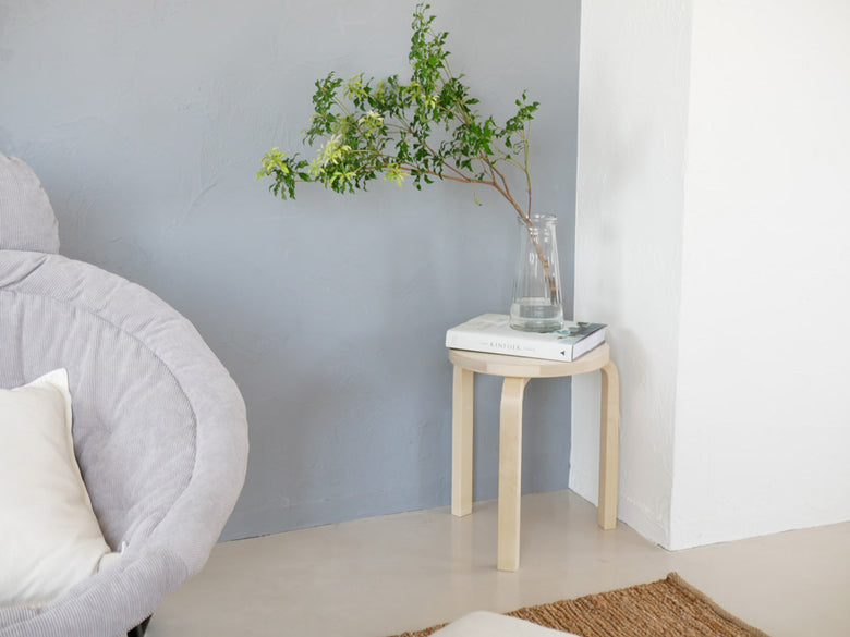 アルヴァ・アアルトデザインのアルテック スツール60、バーチ材製、直径38cm高さ44cmの折りたたみ式スツール