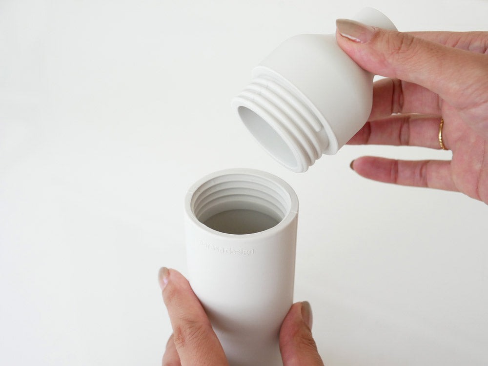 サラサデザインのb2cスクイーズボトル。シリコン製で直径約5cm、高さ約17cm、容量150ml。