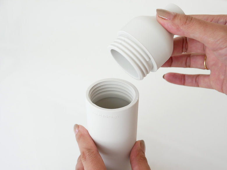 サラサデザインのb2cスクイーズボトル。シリコン製で直径約5cm、高さ約17cm、容量150ml。