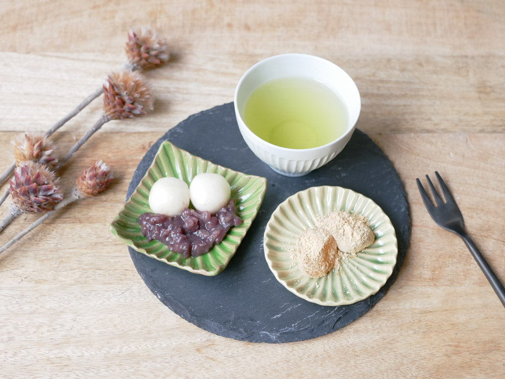 俊峰陶苑の花あかり、手作りの自然な風合いを持つ日本製の角型陶器小皿