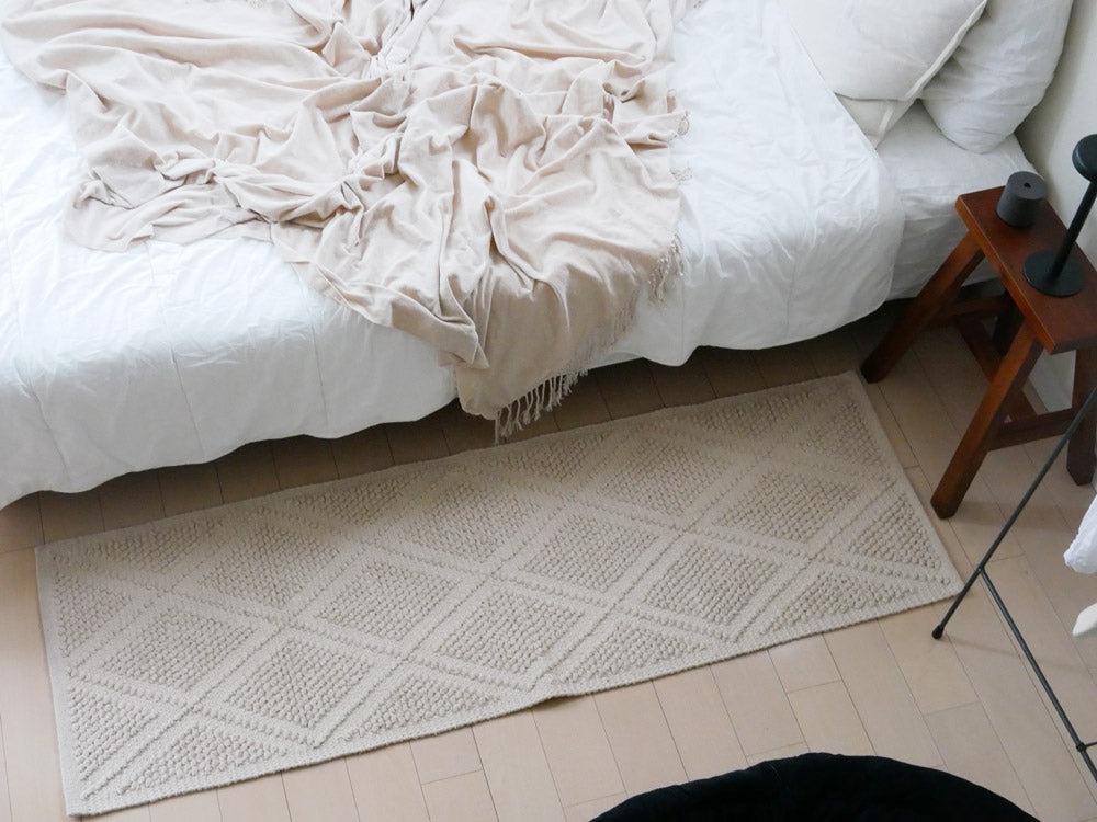 Horn Please MADE製の綿100％ダイヤチェック柄フロアマットの写真。手織りの風合いが特徴で、S、M、Lの各サイズがあります。