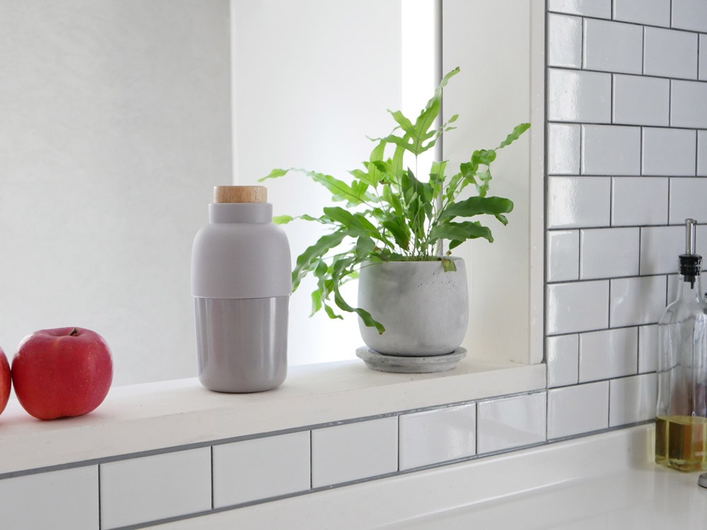 花鉢と共に配置されたideacoのロールウェットティッシュケース