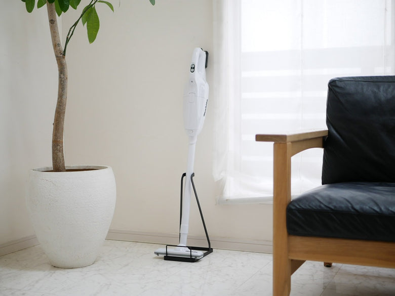 YAMAZAKI製タワー型スティッククリーナースタンド、スチール製で家庭用掃除機を収納可能