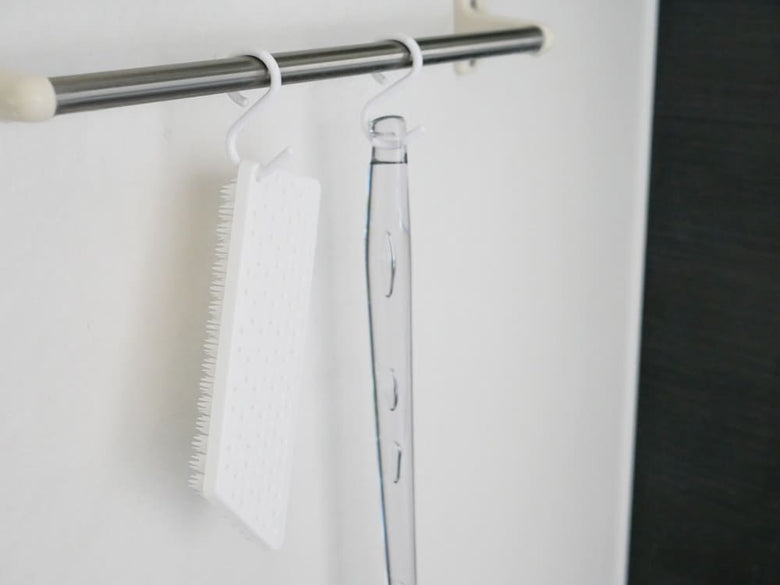 ティディ製プラタワフォーバスブラシがハンガーに掛かっています