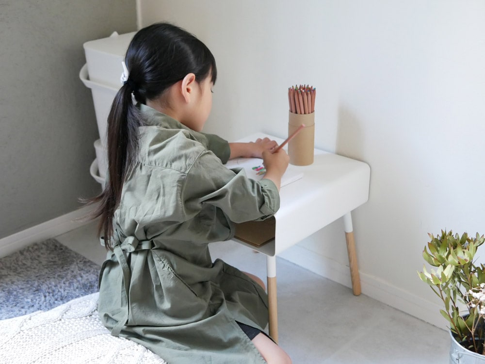 Himeカットの子供が使うPlainプレートローサイドテーブル