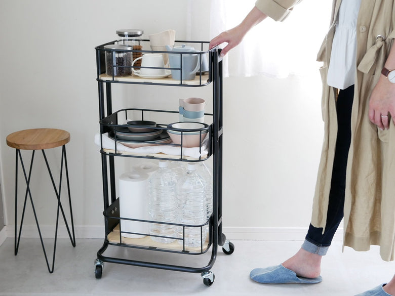 キッチンに置かれたスチール製三段ワゴン