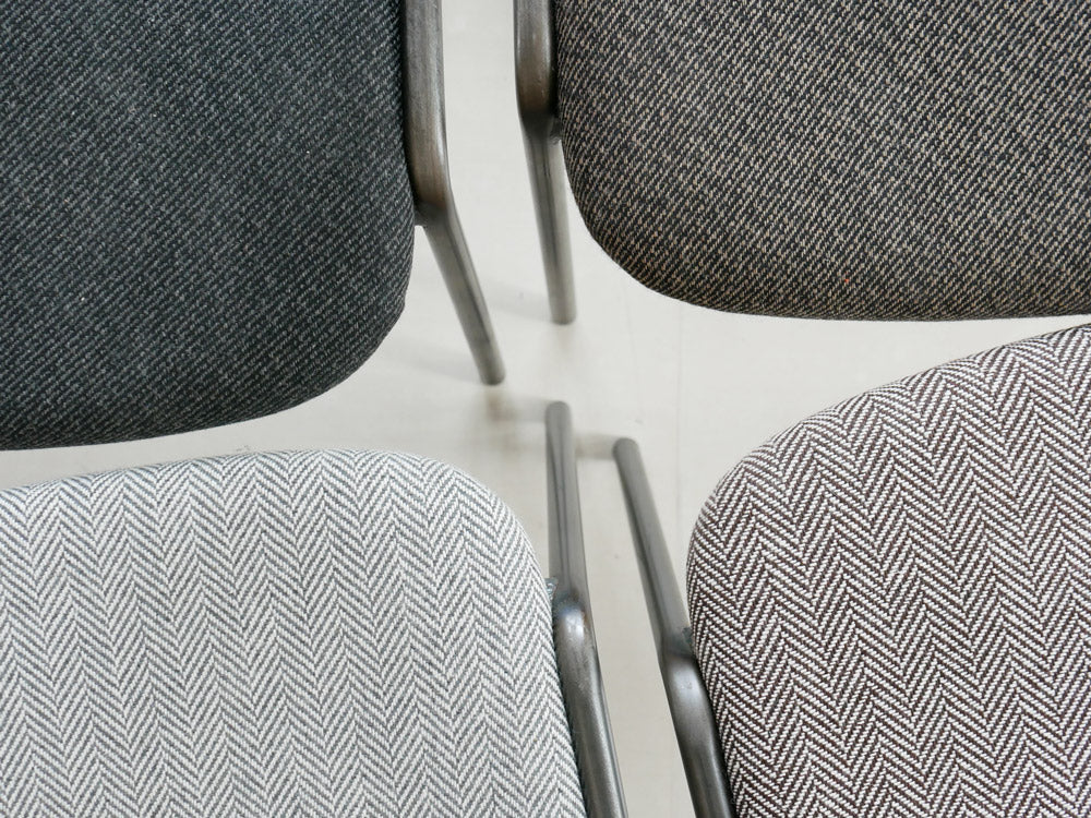 オーク突板とアッシュ無垢材使用のショートアームチェア