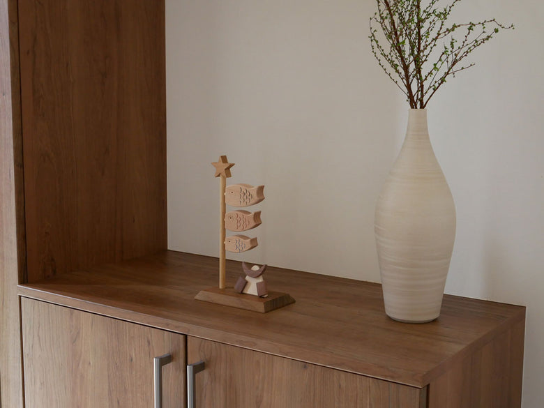 P.F WORK SHOP製の木製鯉のぼりとカブトが並んだ飾りセット