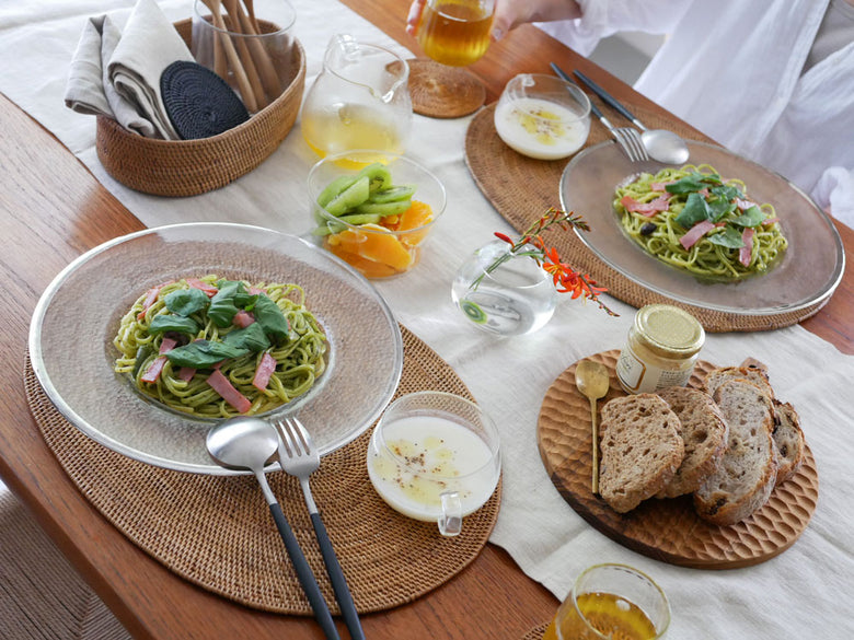 サラサデザインのアタ製プレイスマット、トレイ、バスケット、コースターのセット