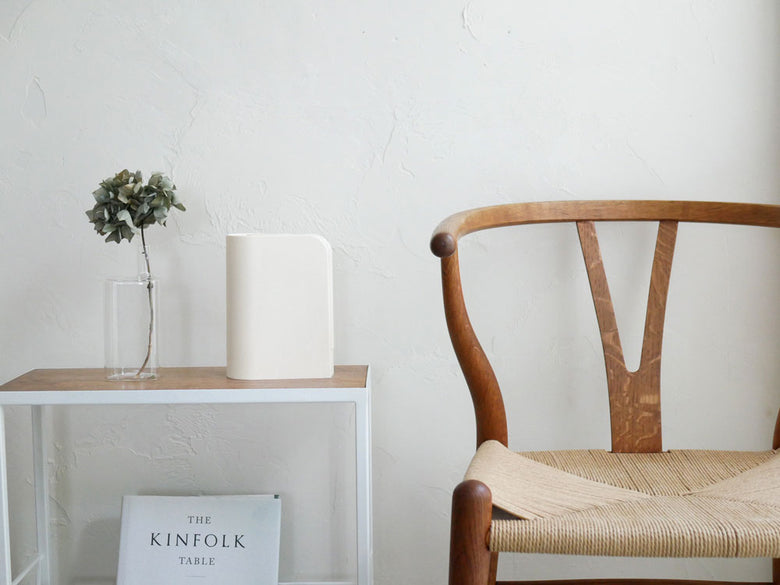 サラサデザイン製B2Cカーペットクリーナーの手持ち型本体。ABS樹脂とスチールを使用したスタイリッシュなデザインで、サイズは約135×70×180mm。