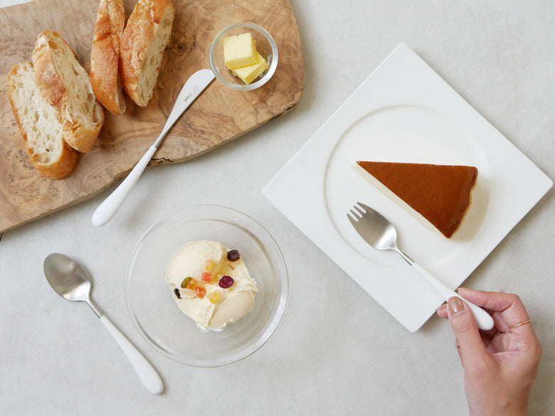 CutipolクチポールのAliceセット。ポルトガル製のマット仕上げステンレスナイフ、フォーク、スプーンが化粧箱にセットされた食器セットの写真。