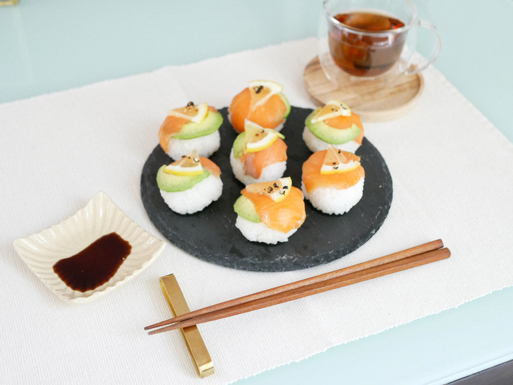 ホーンプリーズブランドの真鍮製カトラリーレスト。幅9cm、高さ1cmのシンプルなデザインで食器を整然と保持