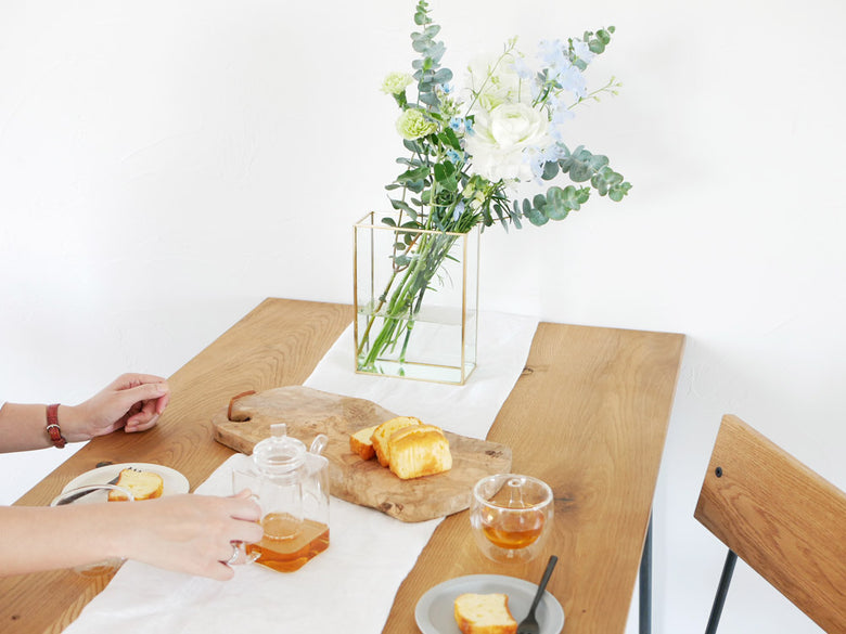 ポッシュリビング ソリッドデザインの真鍮とガラス製フレームフラワーベース