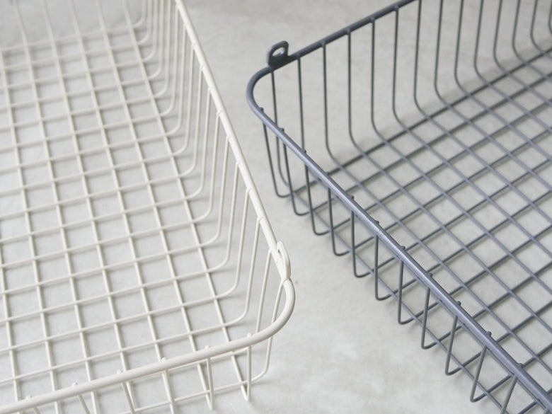 Mashリヴコートハンガー、天然木フレームとスチールバスケット