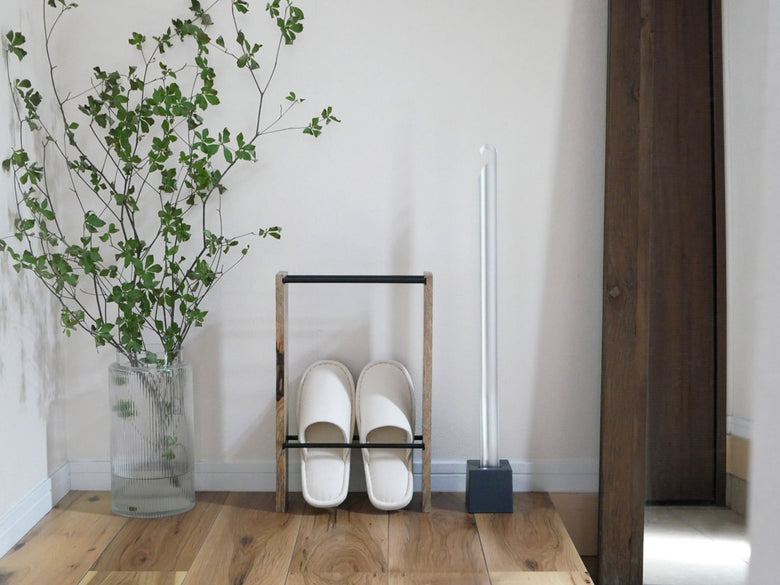 SEMPRE製パオロ・ディッポーリトデザインのアルミ靴ベラ。幅35cm、高さ65cmのスタンド付き