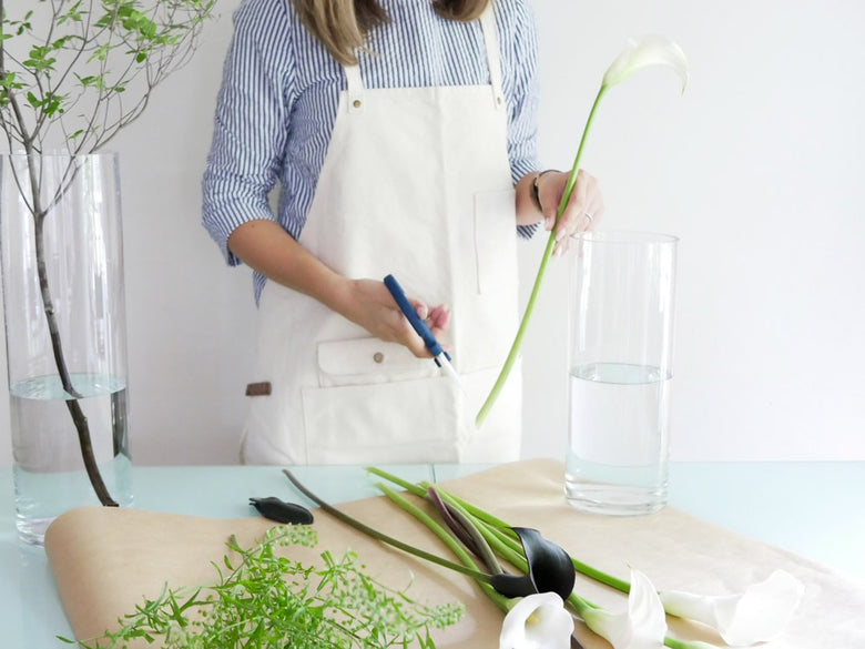 BOB CRAFT製ソーダガラスの円筒ベースに花束が飾られている