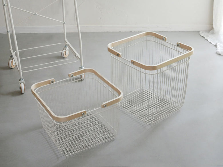 スチール製フレームと木製取っ手のキャリーバスケットワゴン