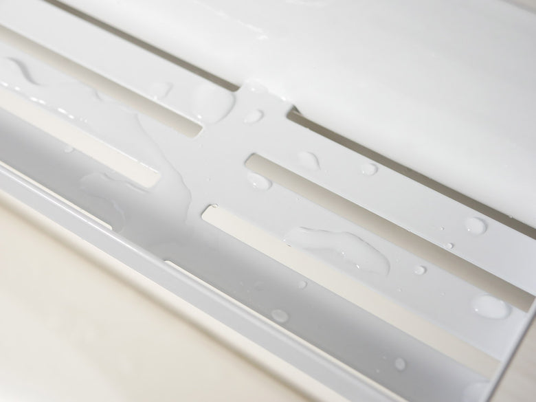 タワーのマグネットバスルームラックが壁に取り付けられている様子