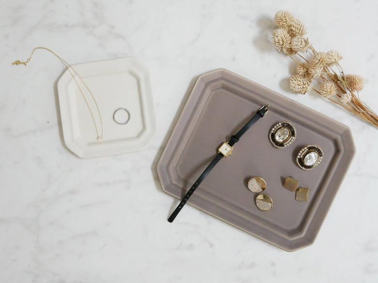 SAKUZANのSaraスクエア、銀、真鍮、ニッケルを用いた自然素材の磁器製食器