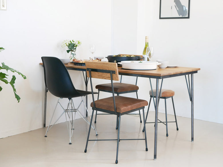 SIKAKUのLUCYダイニングチェア。クロカワ鉄製のフレームにレザー座面を組み合わせたシンプルでモダンなデザイン