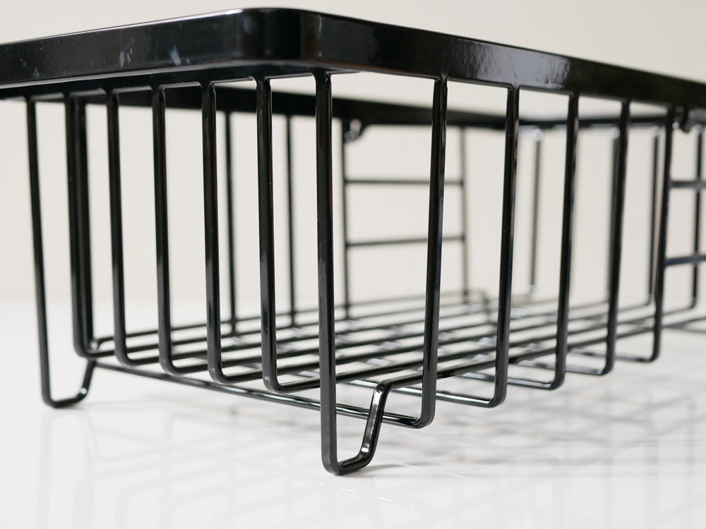 YAMAZAKI製タワー型伸縮水切りワイヤーバスケット。幅44cm、高さ14cmのステンレス仕上げでシンク内に設置可能。ABS樹脂のカトラリーポケット付き。