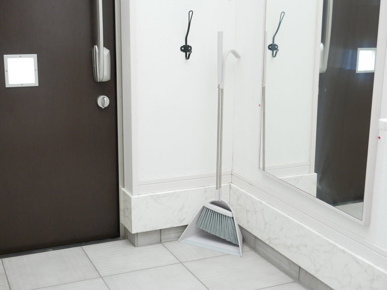 tidyのスウィープ掃除用具、ステンレスパイプと軟質グリップ付き