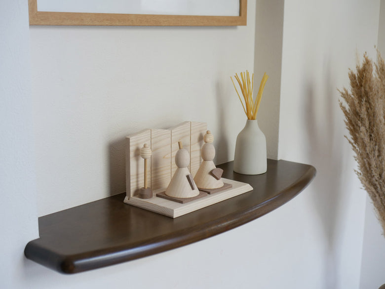 P.F WORK SHOPの木製オヒナサマ人形。高さ12.5cm、横22cmで、雛祭りのインテリアとして飾る季節商品。