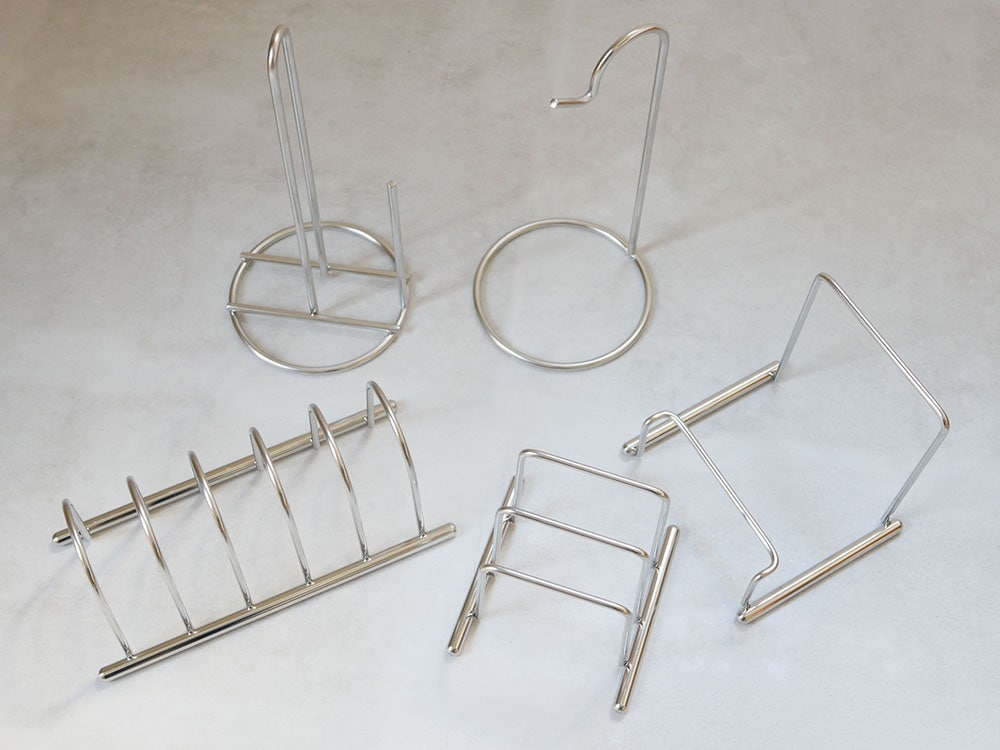 キッチンに設置されたSALUS（セイラス）18-8ステンレス製デイリーまな板スタンド