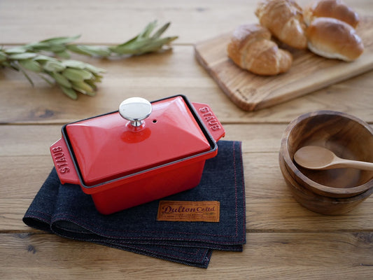 ダルトンの赤いコットンプレイスマットと調理器具が並ぶテーブル