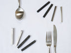 DULTON製スクエアカトラリーレストにフォークとナイフが置かれたテーブル