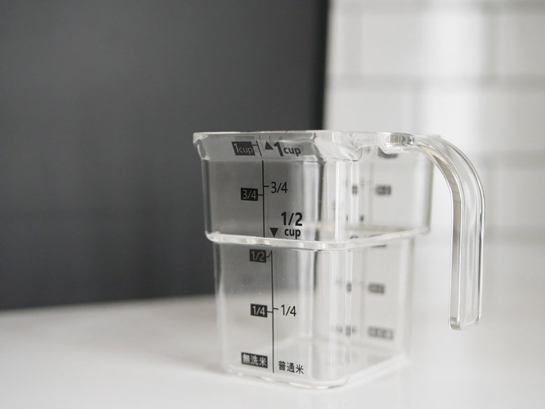 tower（YAMAZAKI）ブランドの密閉式シンク下用米びつ、計量カップ付、ABS樹脂製