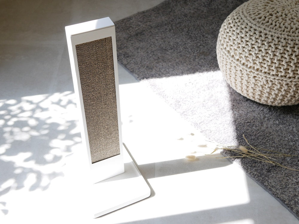 銀色のスチール製猫の爪とぎケースとスタンド