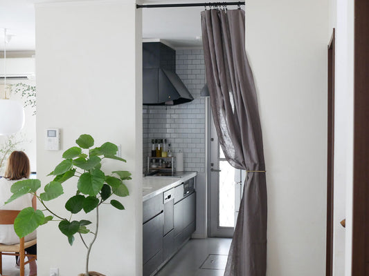 ポッシュリビングのアイアンマルチハンガーが壁に掛かっている