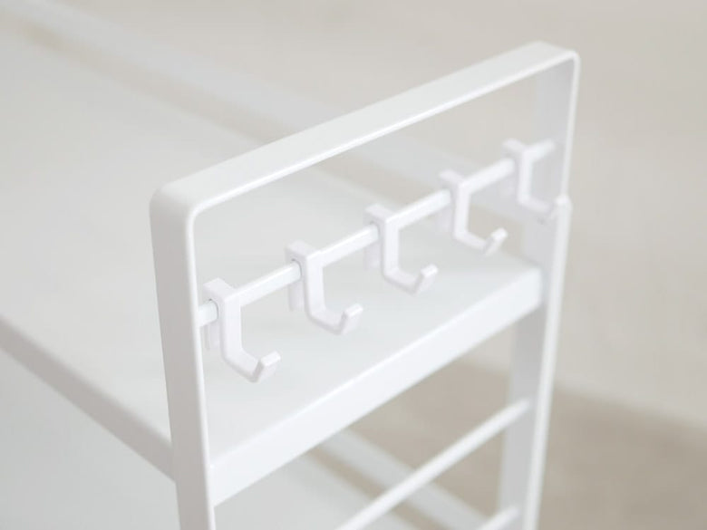 YAMAZAKI/towerのスチール製コンロ奥ラック。幅79cm、高さ46cmで複数の棚とプラスチック製フックを備えたデザイン。