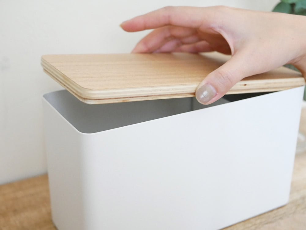 蓋付きスチールと木製のサニタリー収納ケース