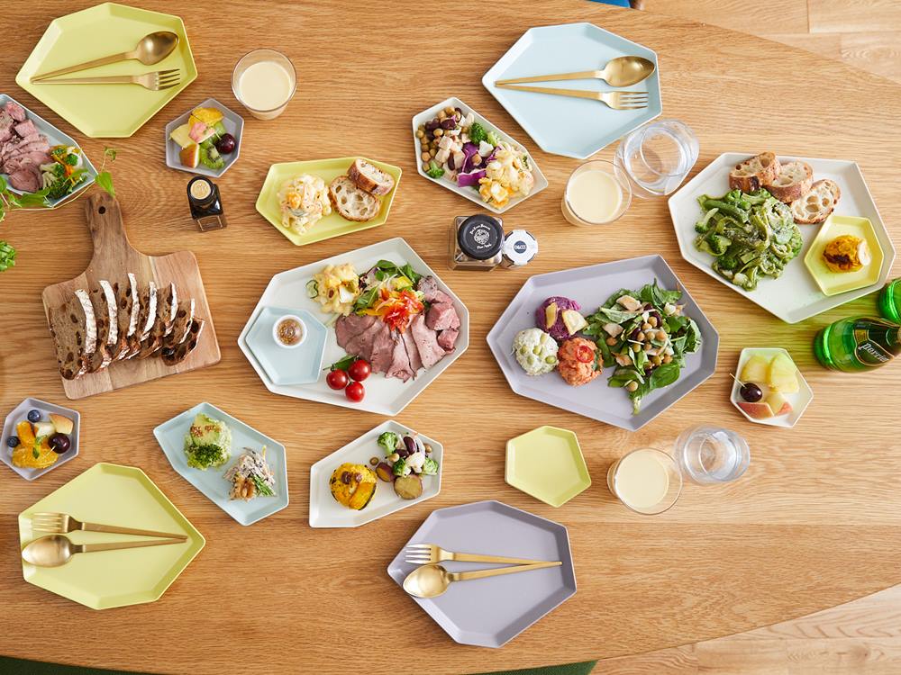 ideacoシマモリプレートと野菜が並ぶ上品な食卓
