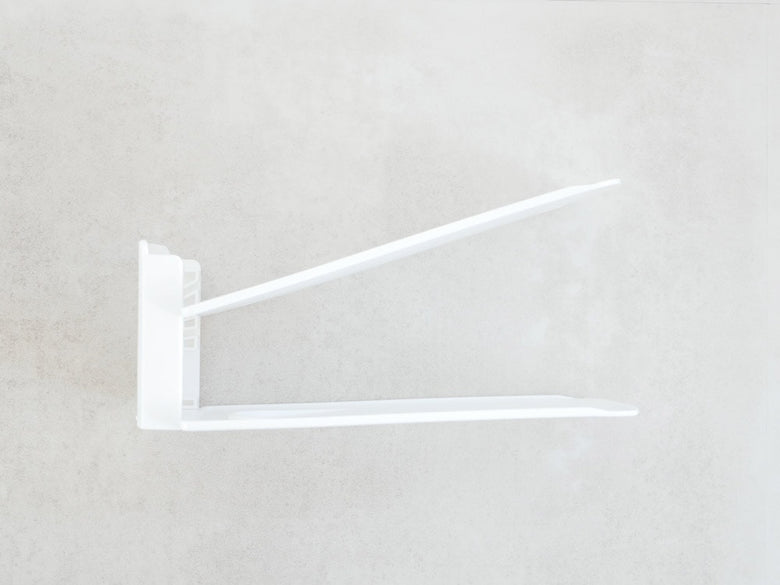 プラスチック棚に置かれたシュースペースセーバー