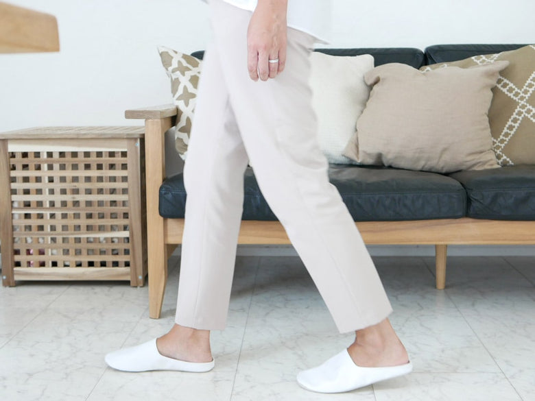 サラサデザインの白色プレーンステッチルームシューズ