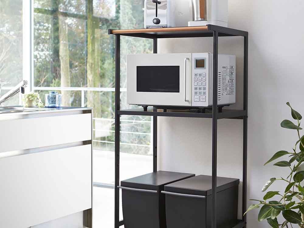 YAMAZAKI/tower製ゴミ箱上ラック。スチールと天然木を使用した幅55cm×高さ130cmのキッチン用シェルビング