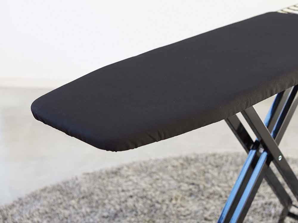 YAMAZAKI/toscaのスタンド式アイロン台と衣類用アイロン。麻・綿の表面布と天然木の脚が特徴的なセットアップ。