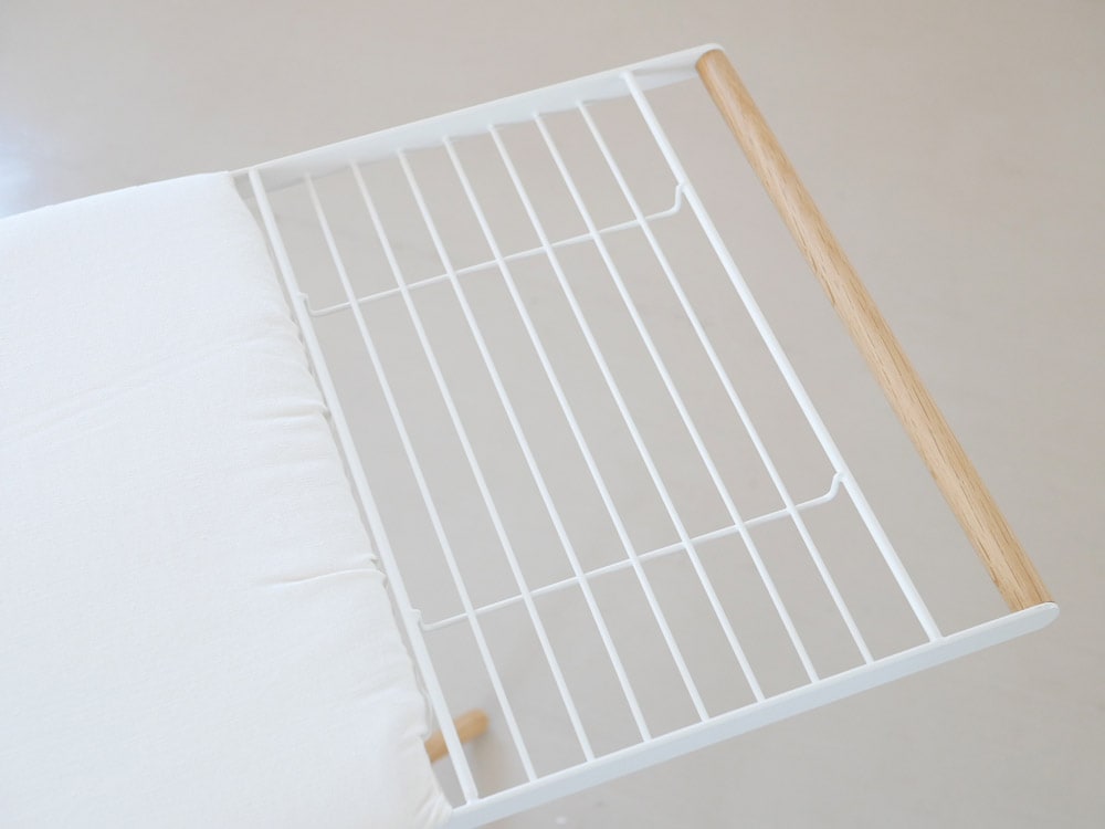 YAMAZAKI/toscaブランドのスタンド式アイロン台「トスカ」、幅117cm×奥行36cm×高さ81〜53cm、麻・綿の表面布と天然木の脚を備えたスチール製