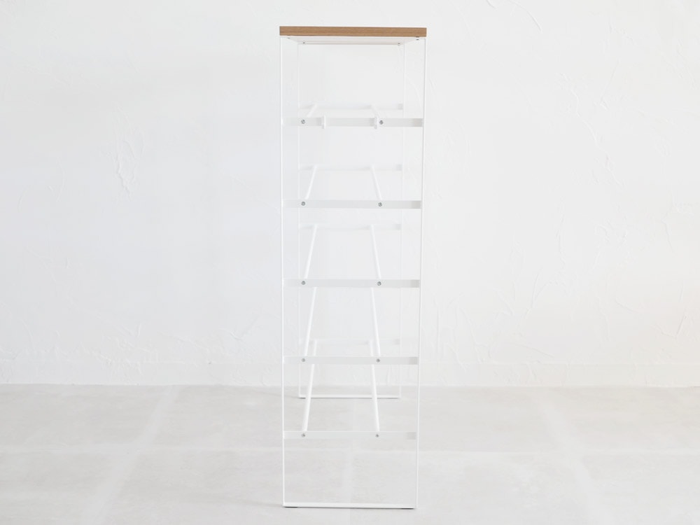 YAMAZAKI/towerブランドの天板付きスチール製シューズラック。幅66cm、高さ87cmの複数棚が並び、天然木の天板が特徴的なデザイン