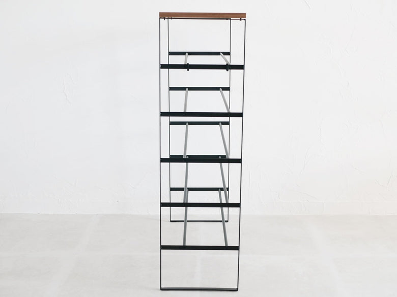 【tower/タワー】天板付きシューズラックの全体像。スチール製の棚と天然木の天板が特徴