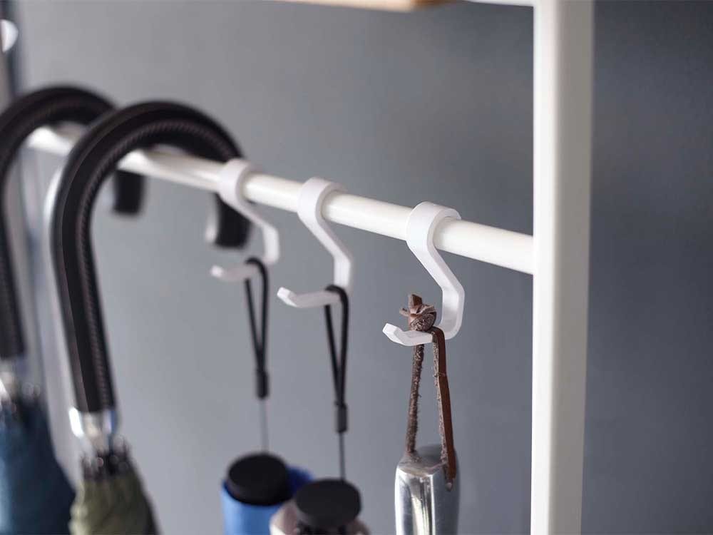 天板とフックが付いた銀色の引掛け傘立て