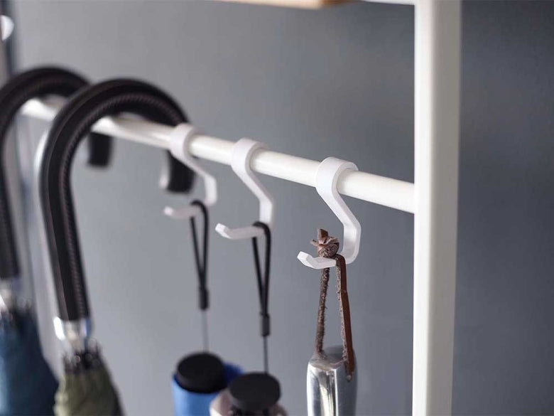 天板とフックが付いた銀色の引掛け傘立て